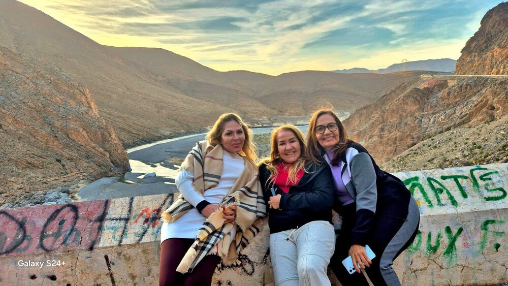 Nossos viajantes conhecendo o Marrocos - mirante nas Montanhas do Atlas