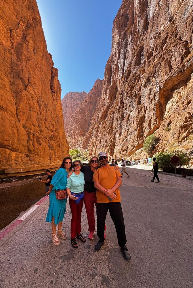 Grupo da Atlas reunido na Garganta do Todra, no Marrocos